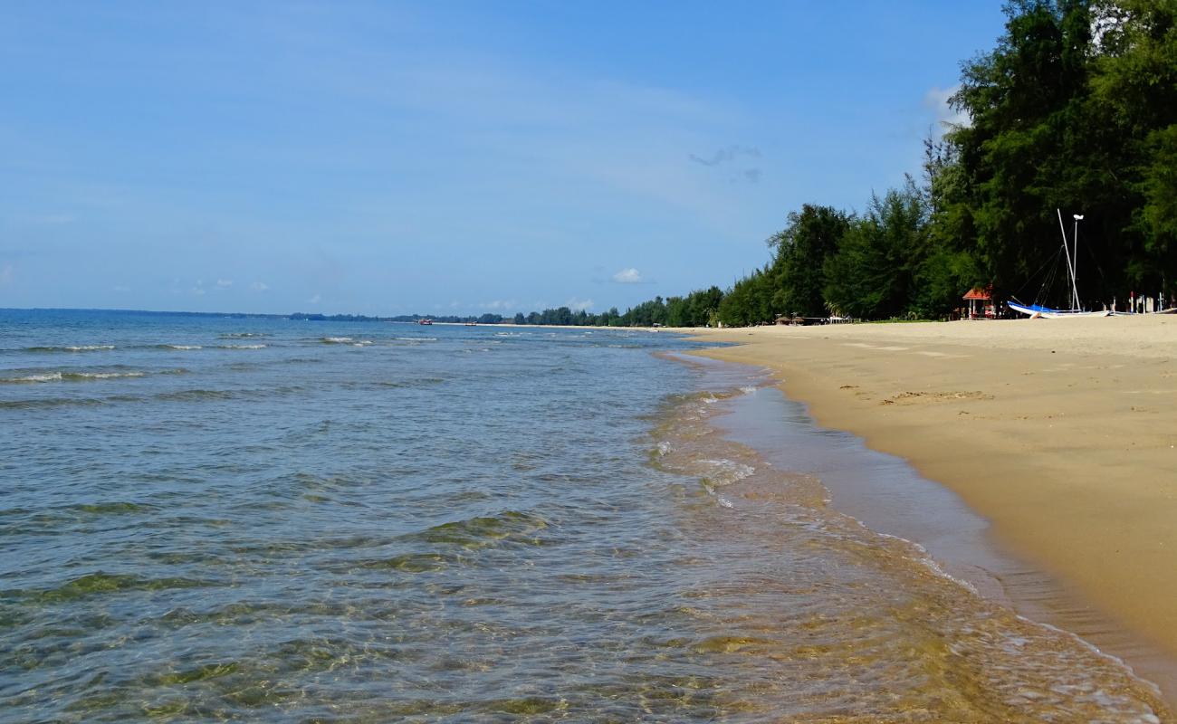 Photo de Baan Krood Beach avec sable beige de surface