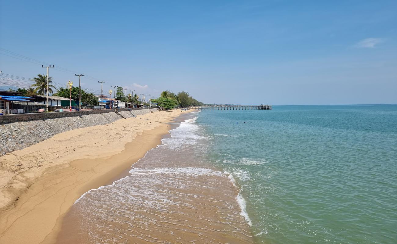 Photo de Thap Sakae Beach avec sable lumineux de surface