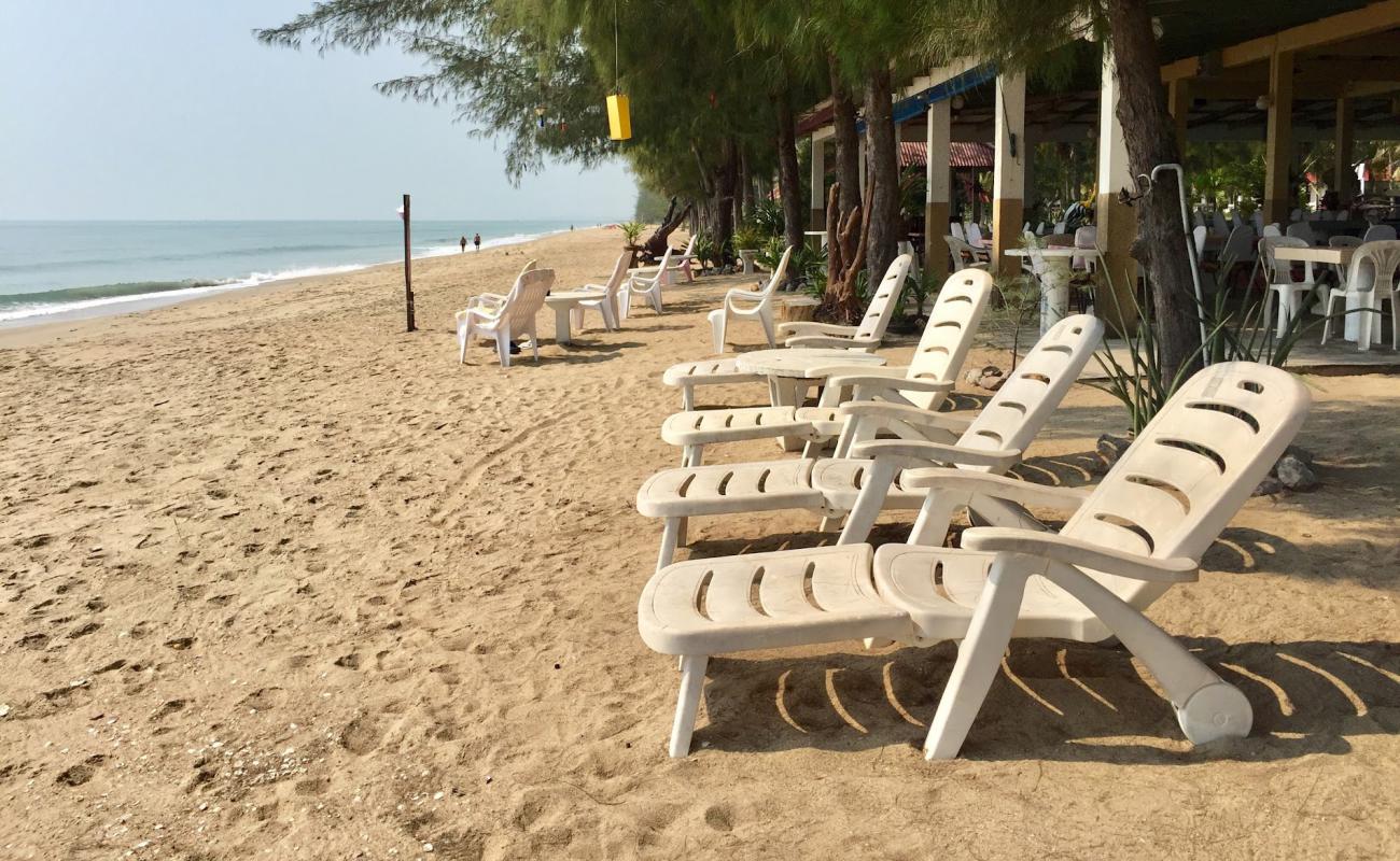 Photo de Saeng Arun Beach avec sable beige de surface
