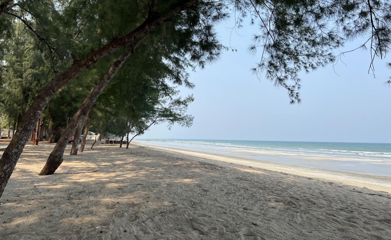 Photo de Hat Wanakorn Beach avec sable beige de surface