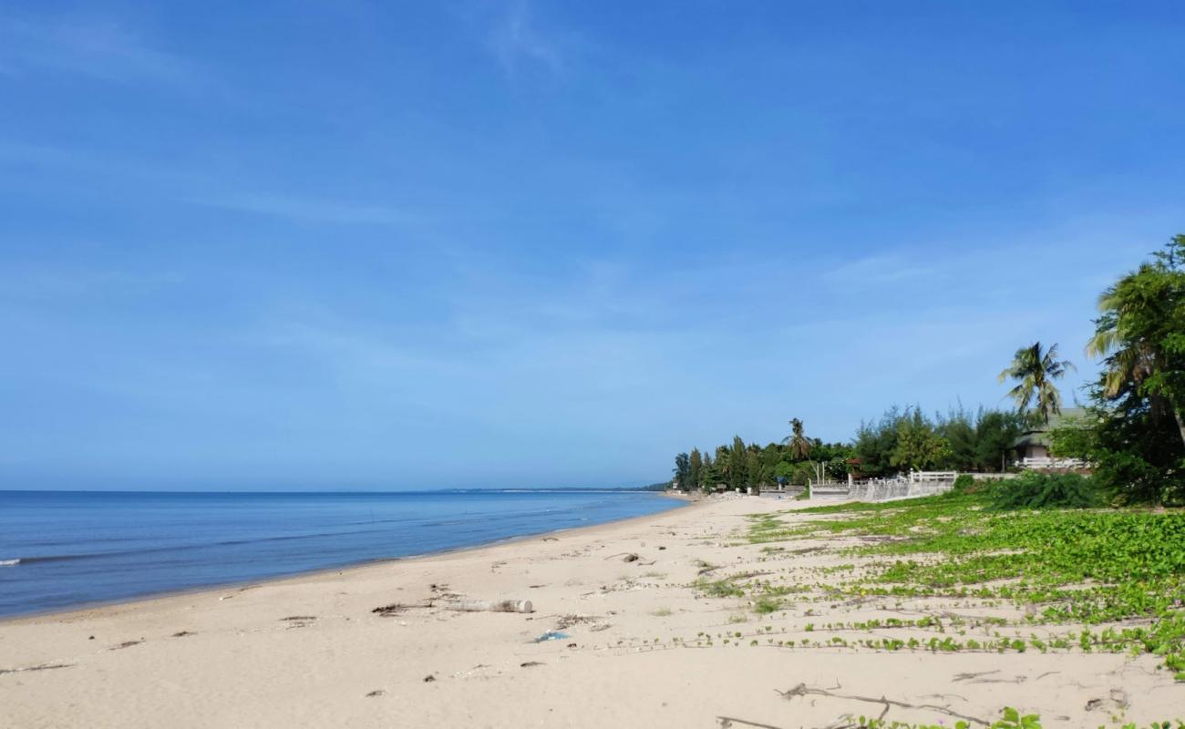 Photo de Khlong Wan Beach avec sable lumineux de surface