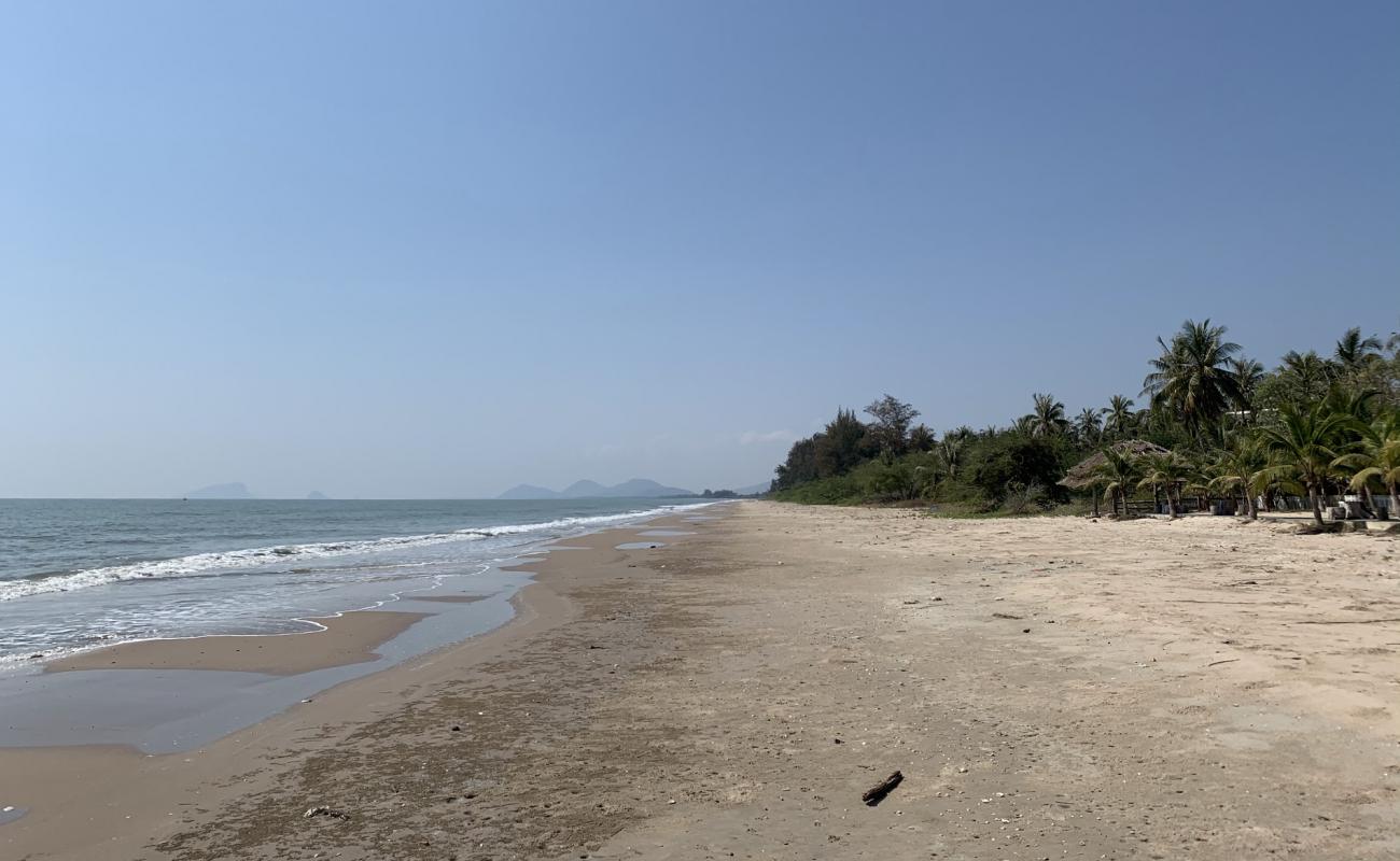 Photo de Bo Nok Beach avec sable lumineux de surface