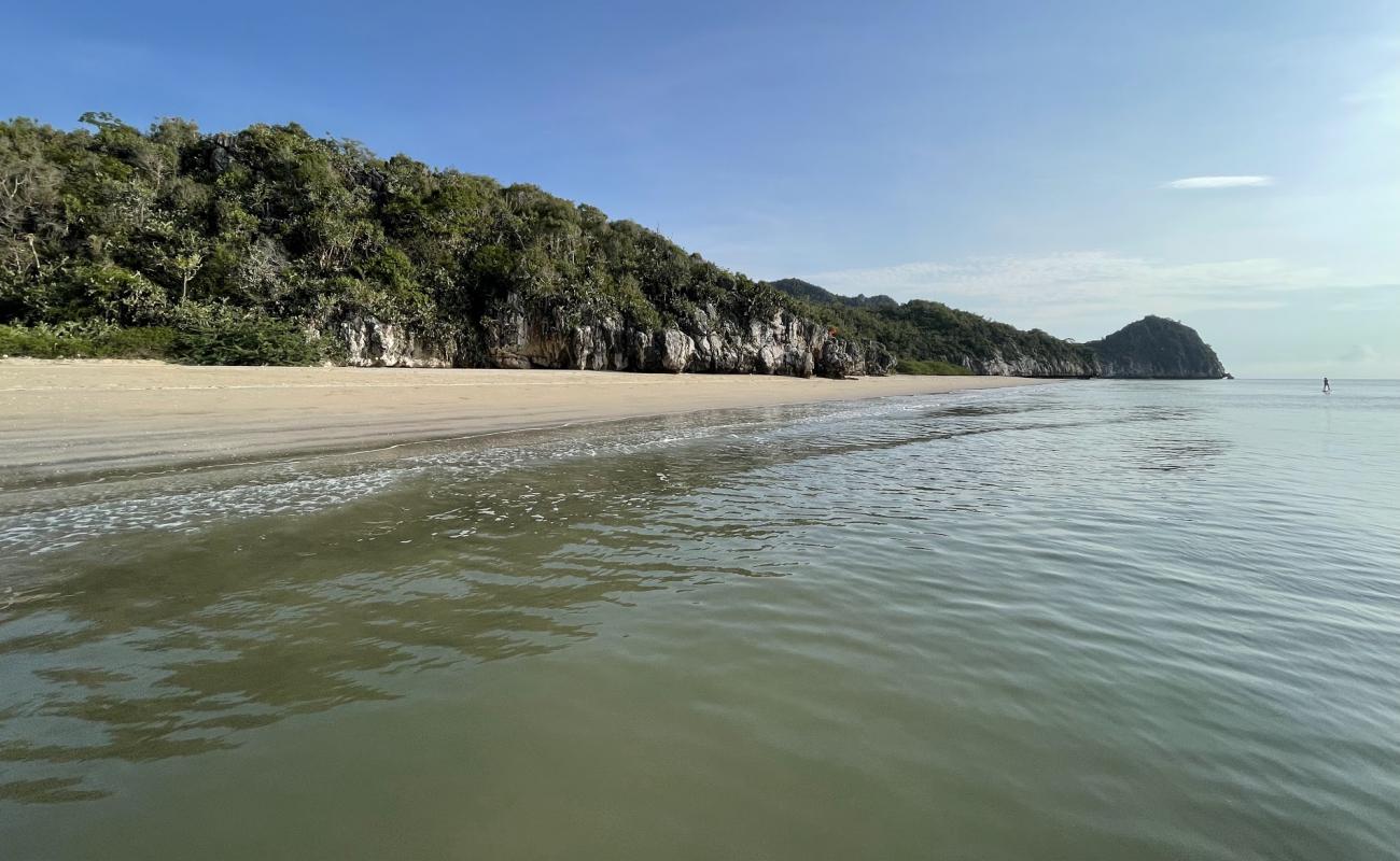 Photo de Wat Thung Noi Big Beach avec sable lumineux de surface