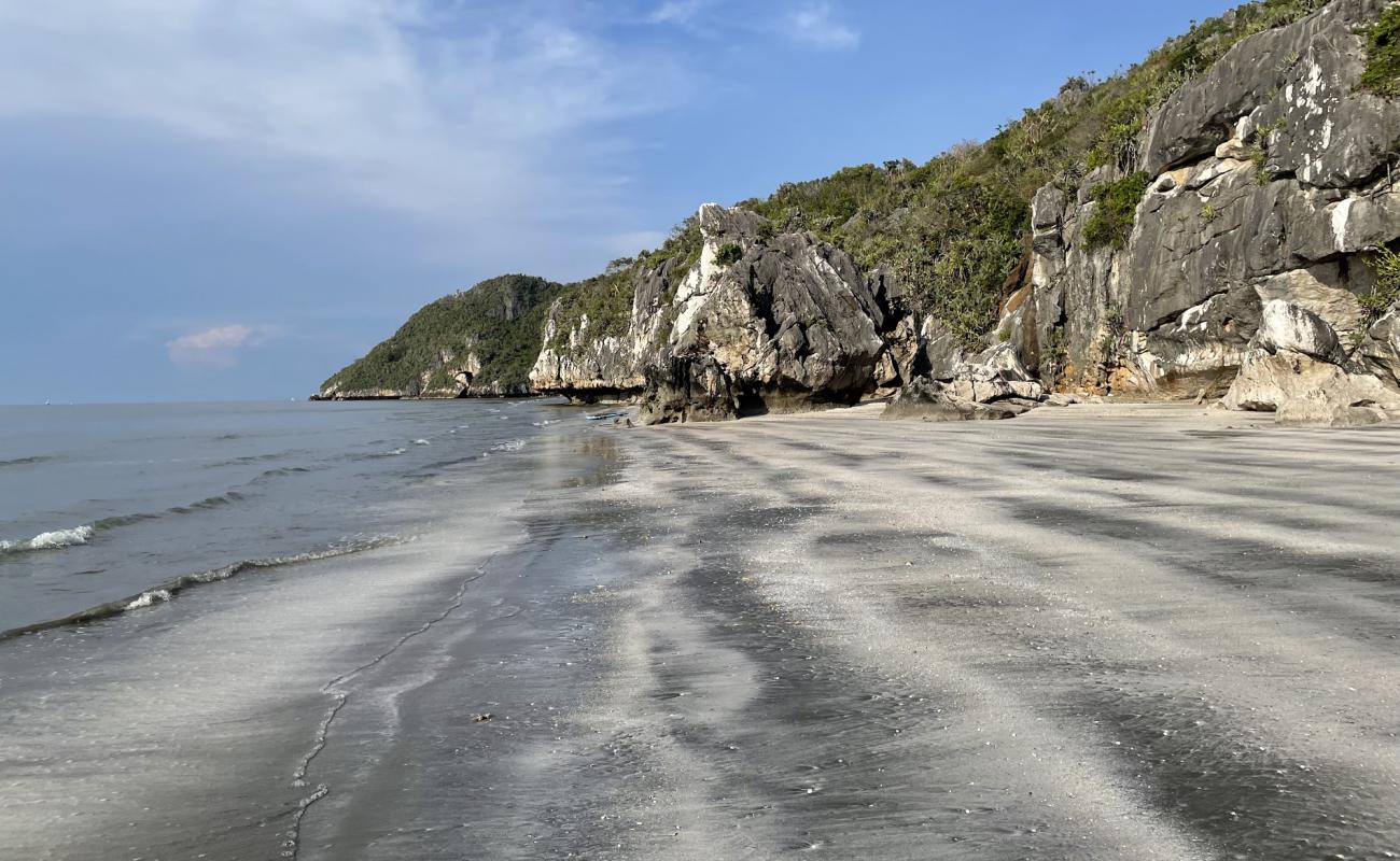 Photo de Wat Thung Noi Stone Beach avec sable gris de surface