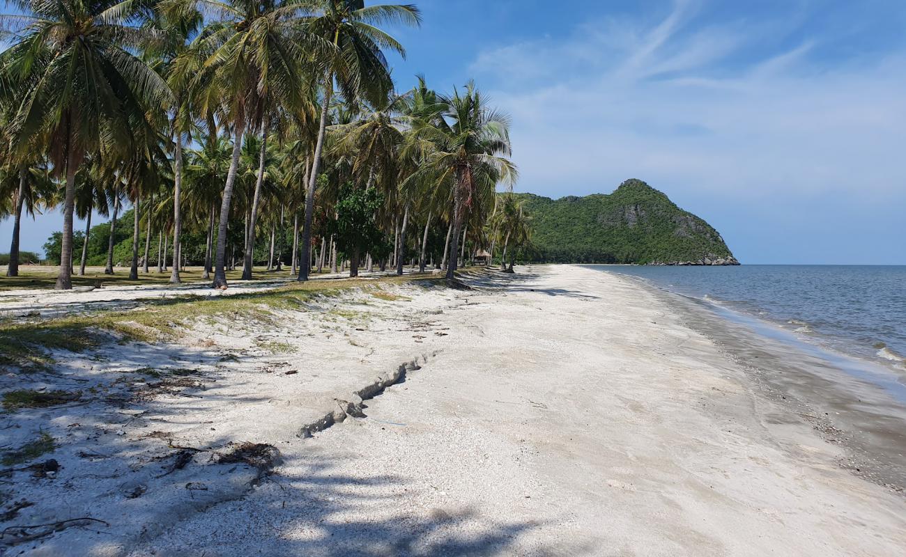 Photo de Sam Phraya Beach avec sable coquillé beige de surface