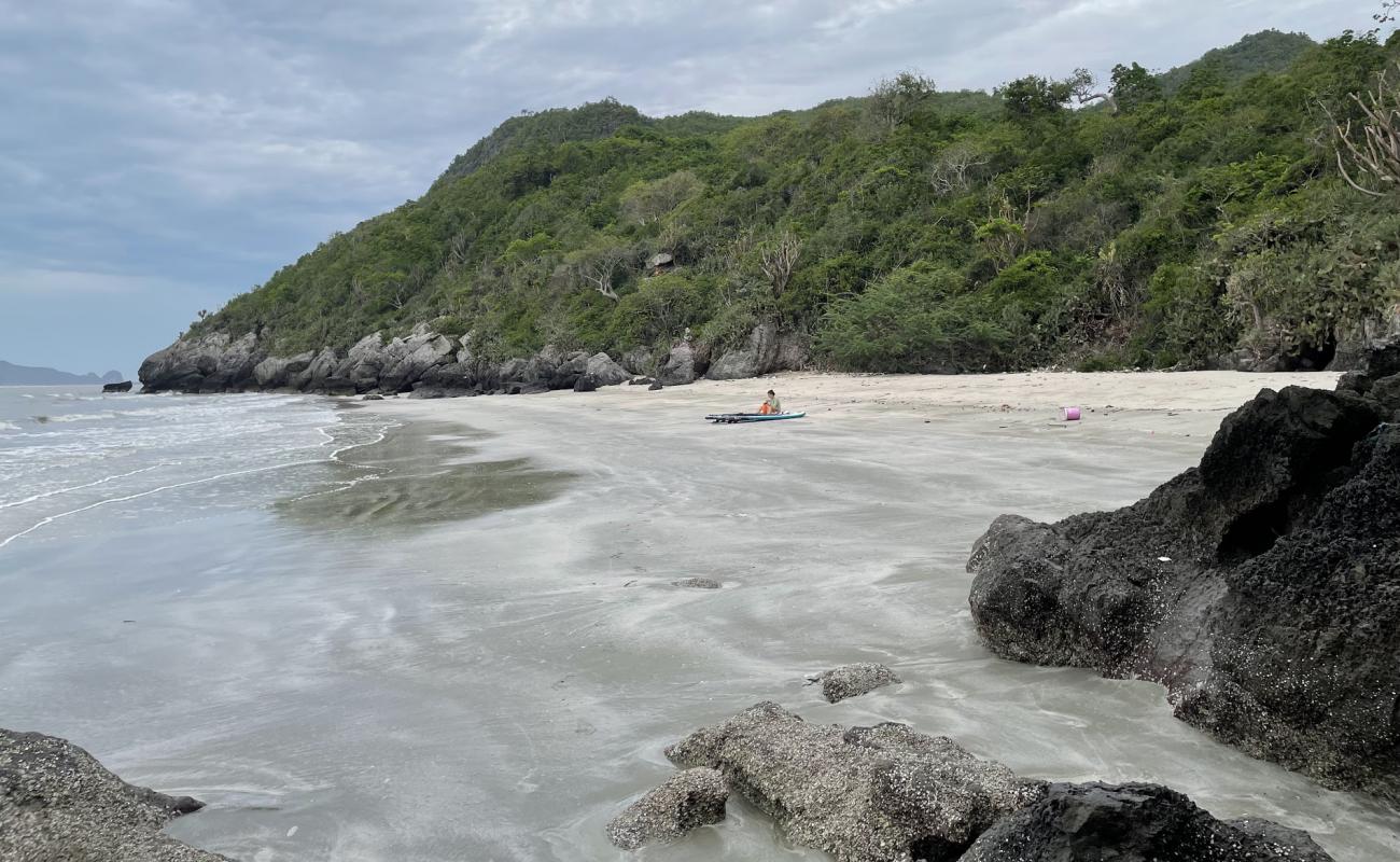 Photo de Sam Phraya Little Beach avec sable coquillé beige de surface