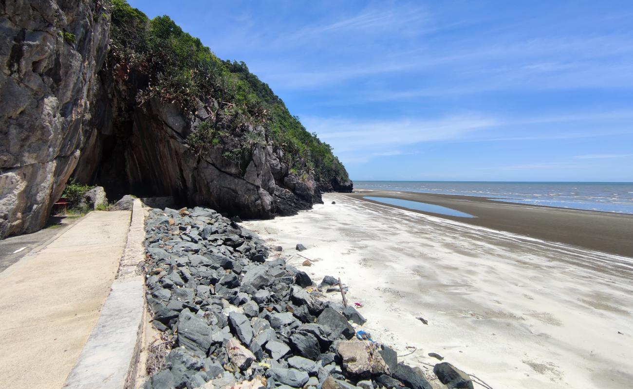 Photo de Baan Kiang Le Ing Pha Beach avec sable beige de surface
