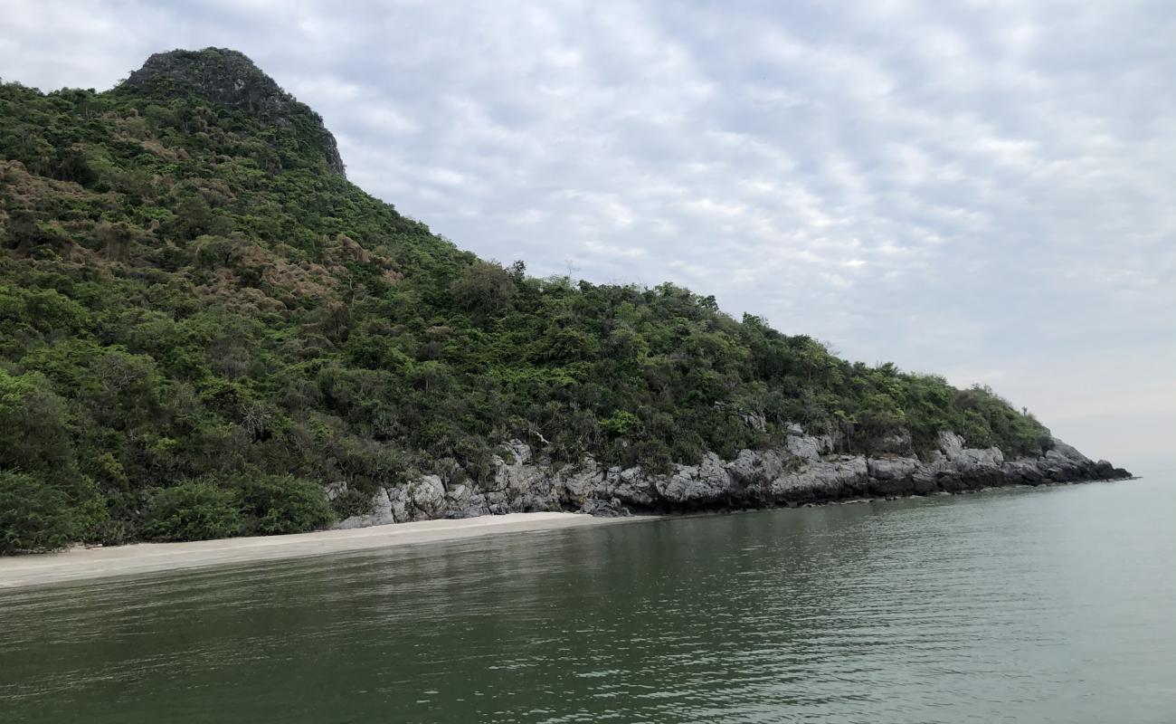 Photo de Phraya Nakhon Little Beach avec sable beige de surface