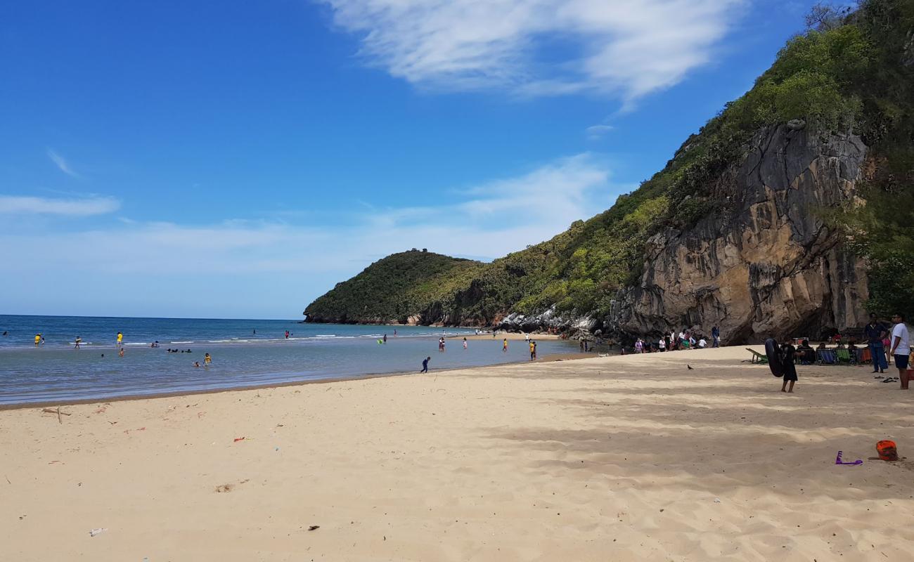 Photo de Khao Kalok Beach avec sable beige de surface