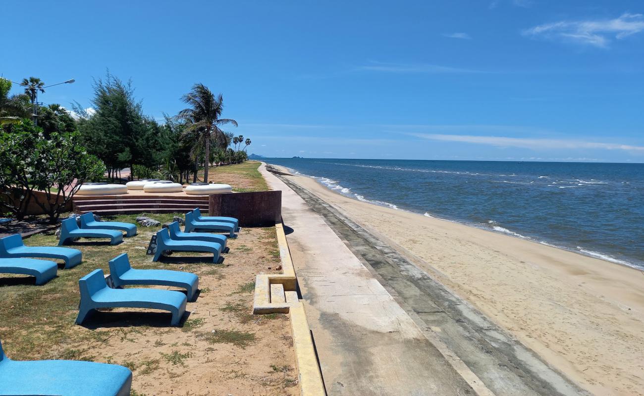 Photo de Pranburi Beach avec sable beige de surface