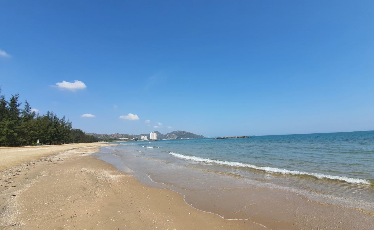 Photo de Pran Kiri Beach avec sable lumineux de surface