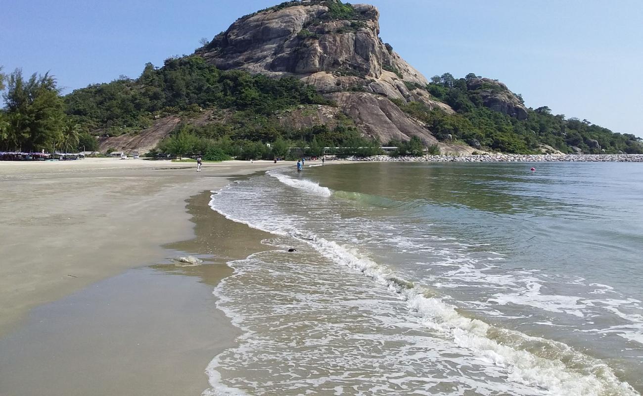 Photo de Khao Takiab Beach avec sable beige de surface