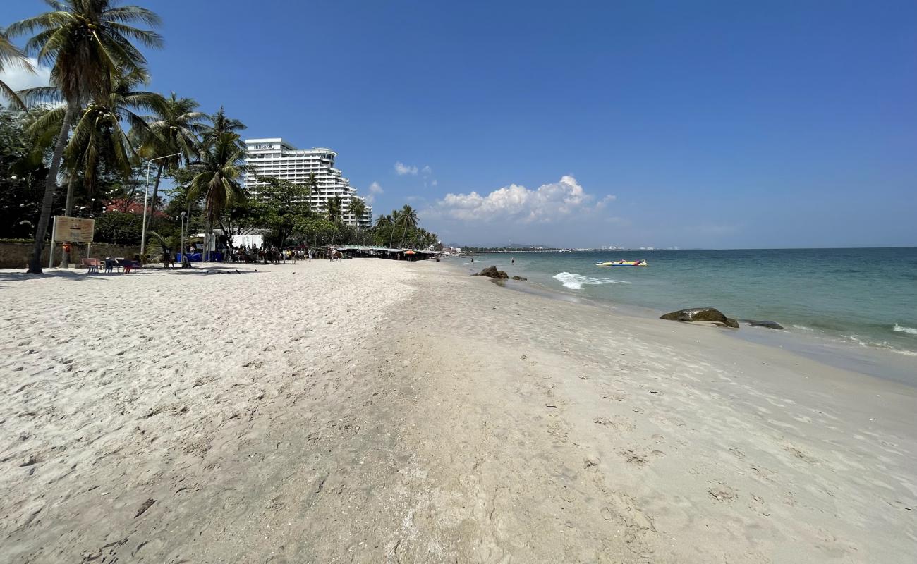 Photo de Hua Hin Beach avec sable beige de surface