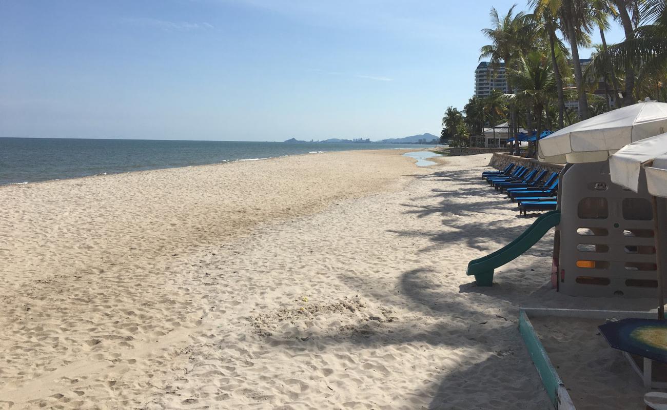 Photo de Hua Hin Dusit Beach avec sable beige de surface