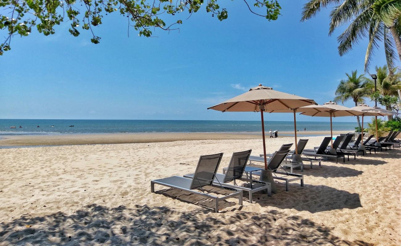 Photo de Q Seaside Huahin Beach avec sable lumineux de surface