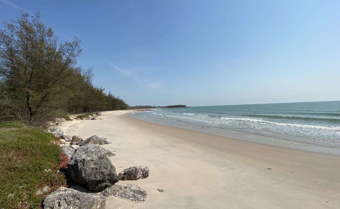 Photo de Forest Beach avec sable beige & galets de surface