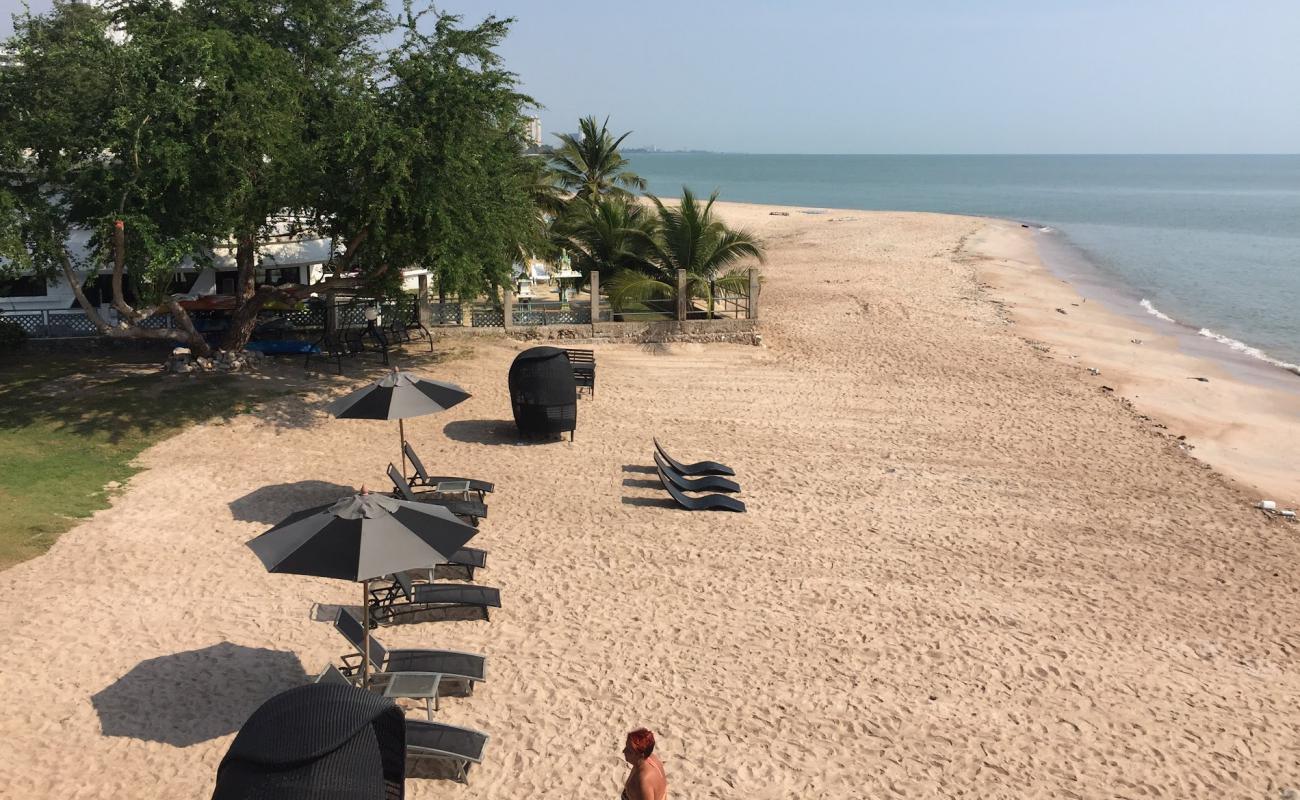 Photo de Bang Sai Yoi Beach avec sable beige de surface