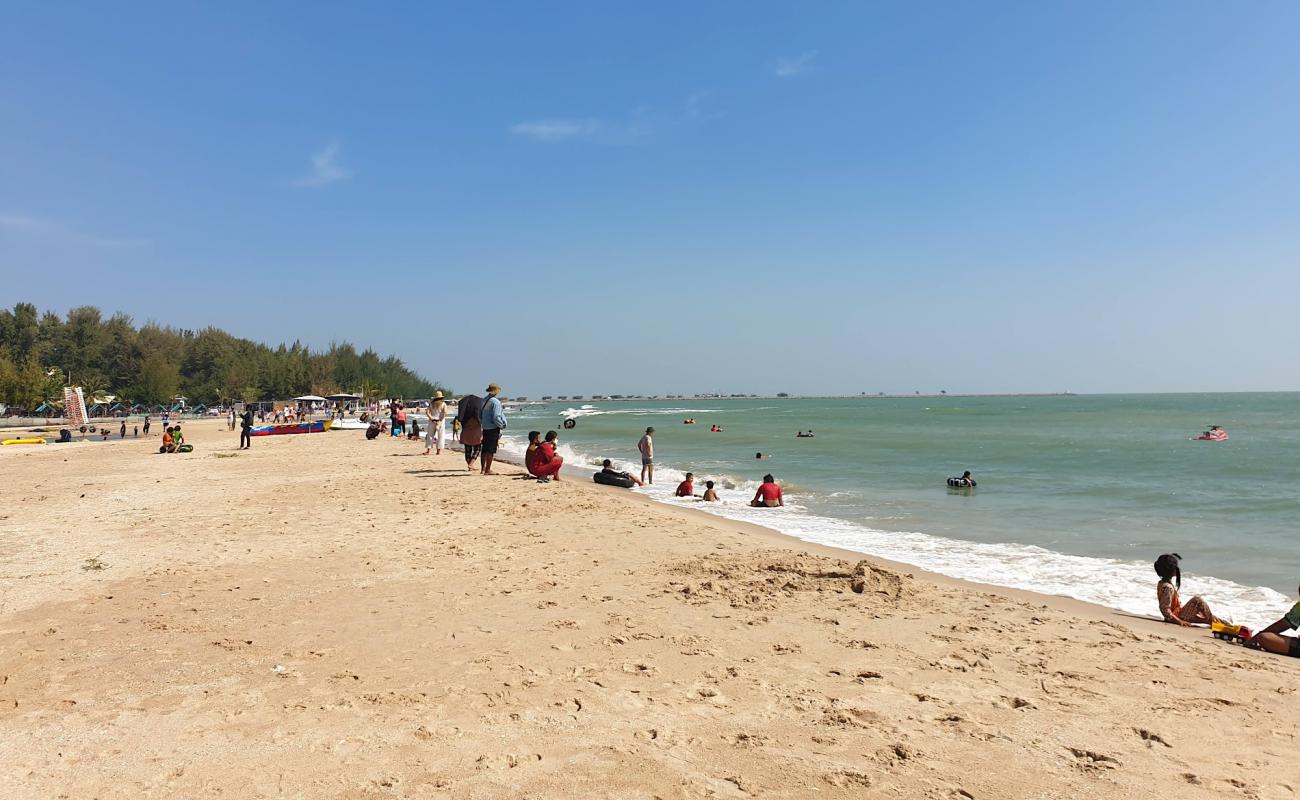 Photo de North Cha-am Beach II avec sable beige de surface