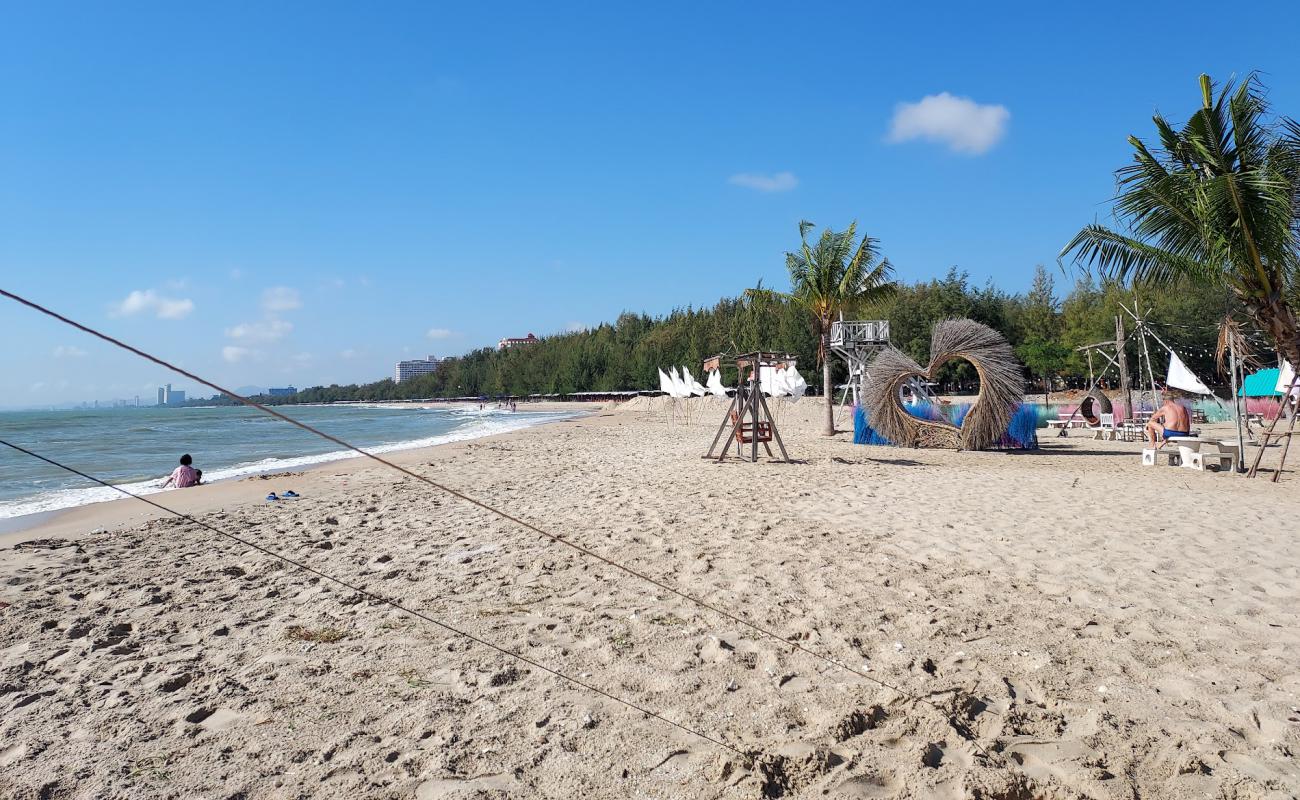 Photo de North Cha-am Beach avec sable beige de surface