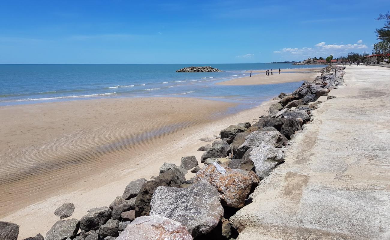 Photo de Hat Puek Tian Beach avec sable beige de surface