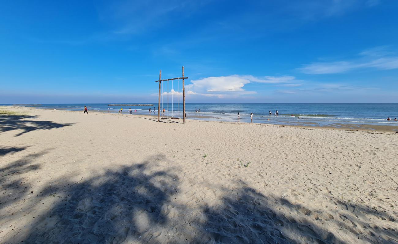 Photo de Chom Phon Beach avec sable lumineux de surface