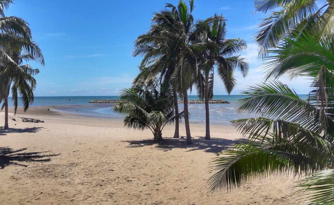 Photo de Chaosamran Beach avec sable beige de surface