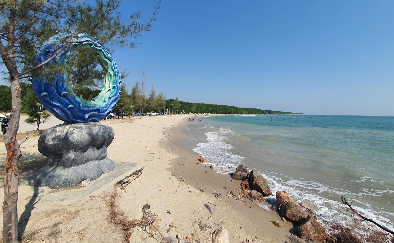 Photo de Laem Luang Beach avec sable beige de surface