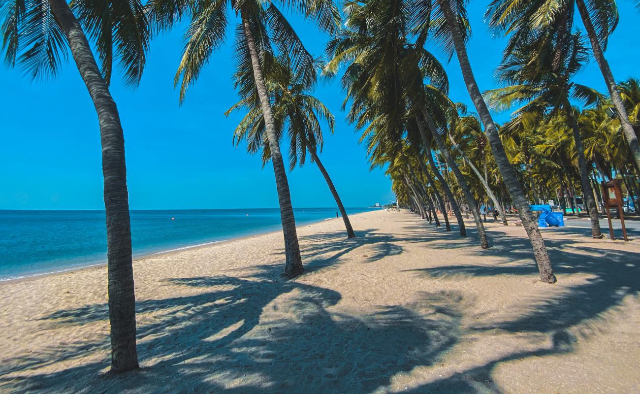 Photo de Bangsaen Beach avec sable lumineux de surface