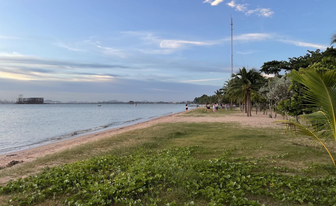 Photo de Krating Lai Beach avec sable lumineux de surface