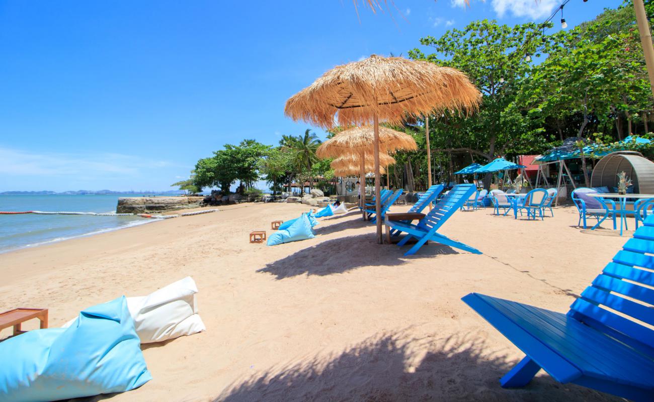 Photo de Wong Prachan Beach avec sable lumineux de surface