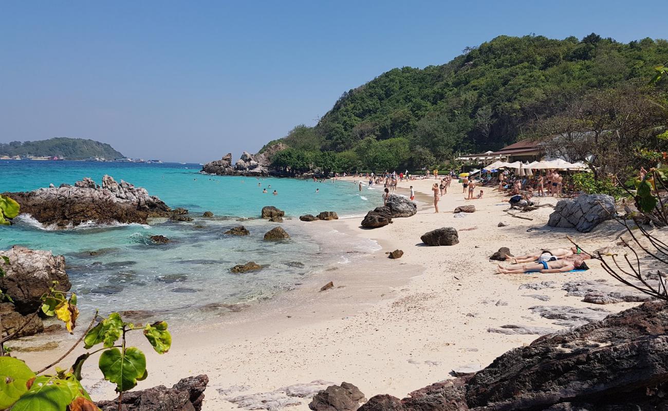 Photo de Ta Yai Beach avec sable lumineux de surface