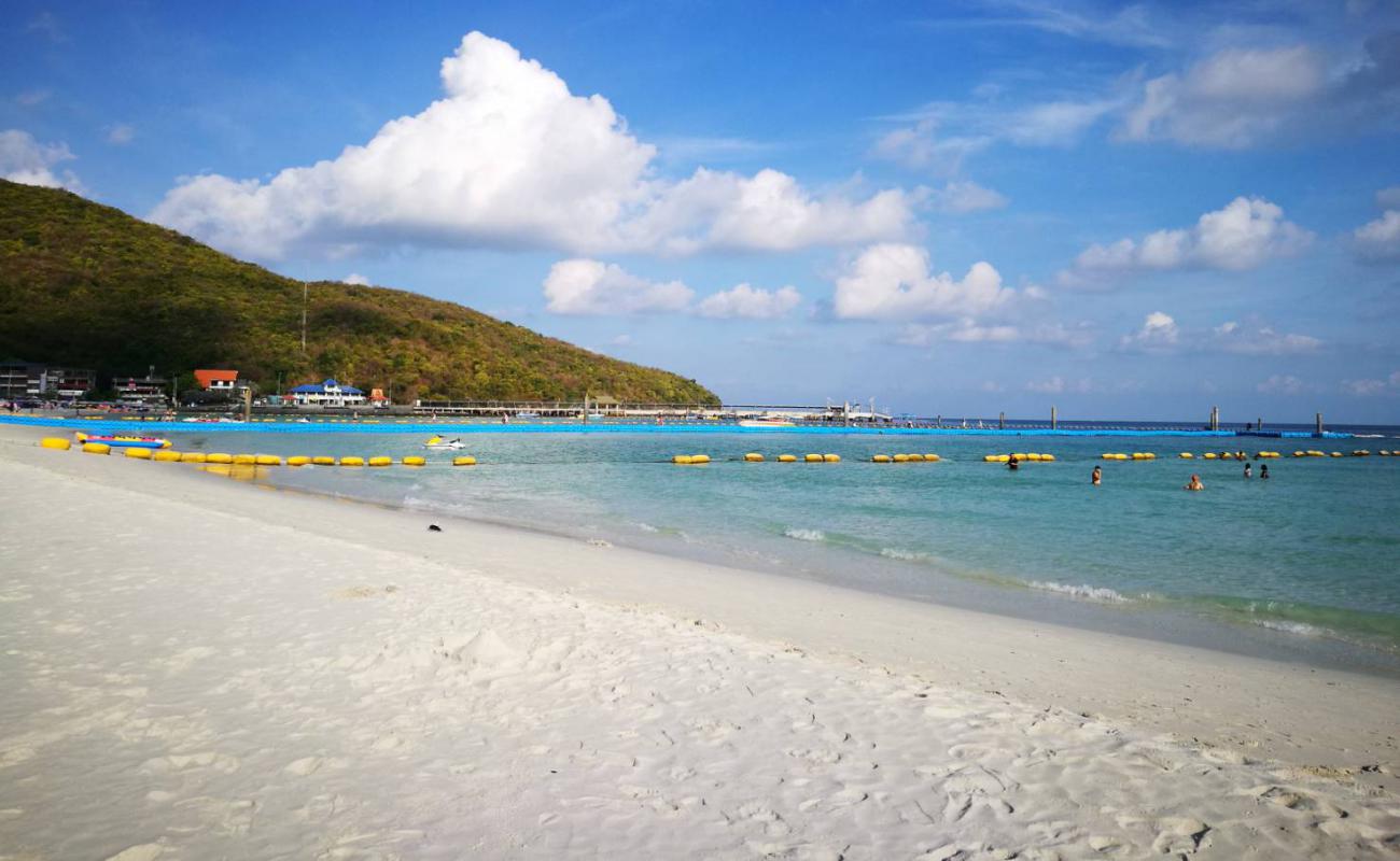 Photo de Tawaen Beach avec sable beige de surface