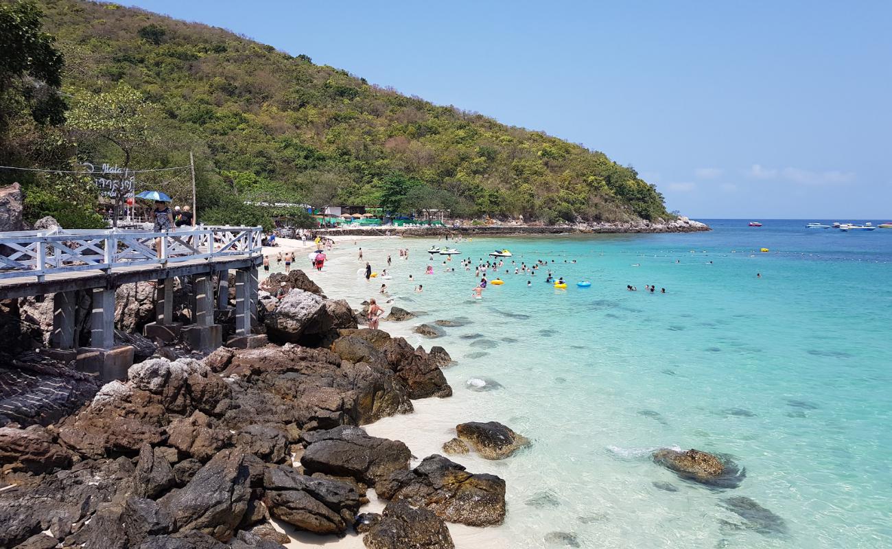 Photo de Italay Sang Man Beach avec sable lumineux de surface