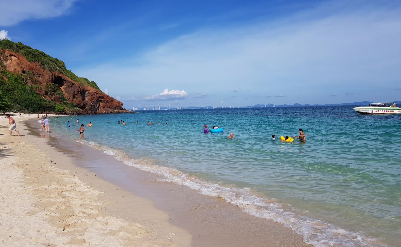 Photo de Monkey Beach avec sable beige de surface