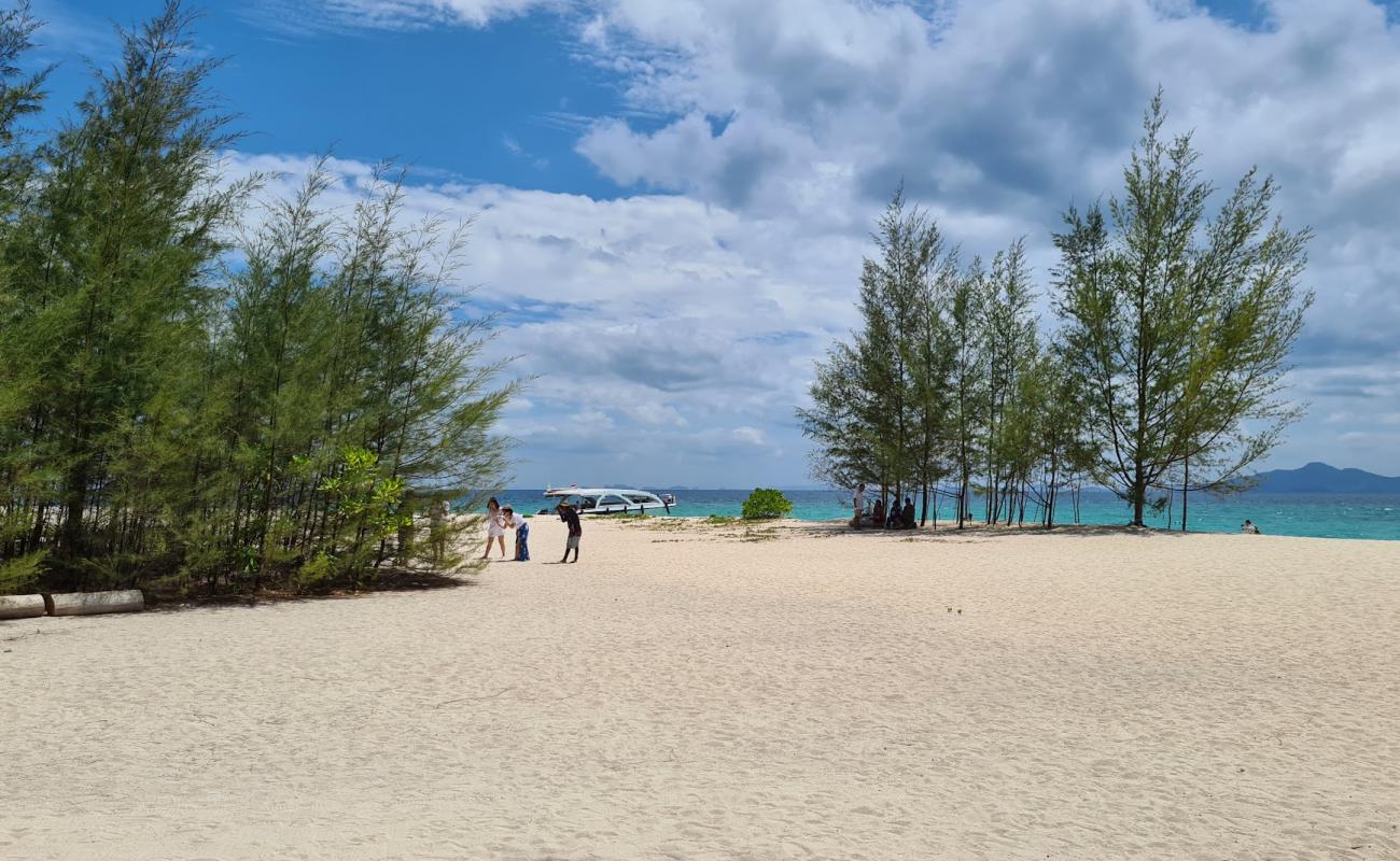 Photo de Koh Phai Beach avec sable beige de surface