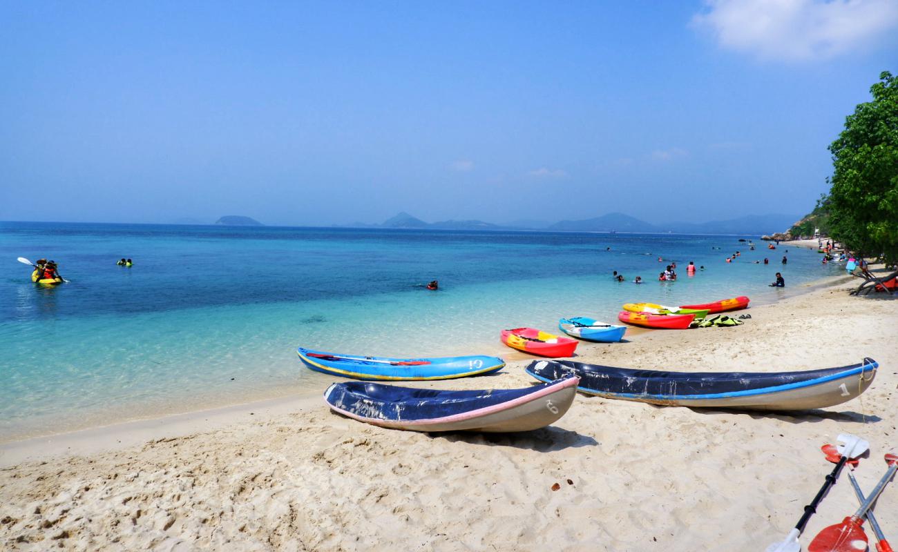 Photo de Ko Kham Beach avec sable clair avec caillou de surface