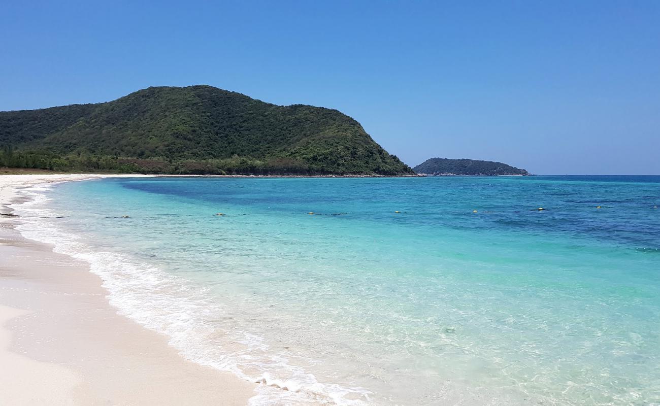 Photo de Luklom Beach avec sable lumineux de surface