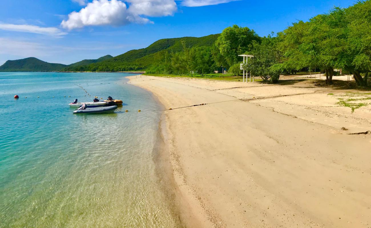 Photo de Tian Beach avec sable lumineux de surface