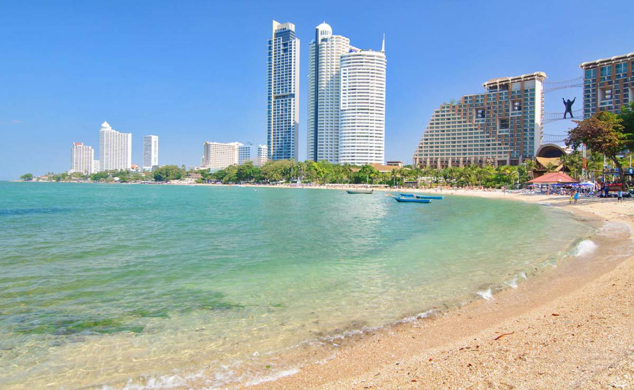 Photo de Jomtien Beach avec sable lumineux de surface