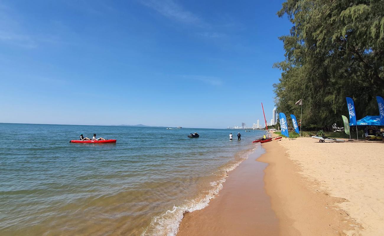 Photo de Golden Beach avec sable lumineux de surface