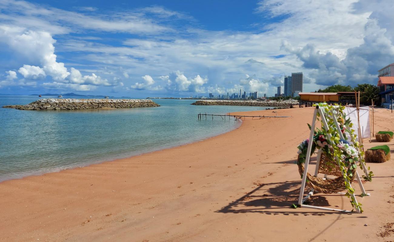 Photo de Ban Ampoe Beach avec sable beige de surface
