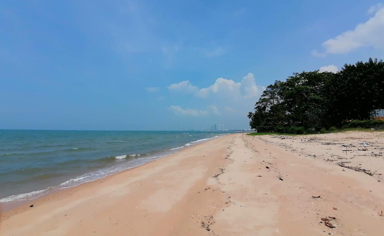 Photo de Tawanron Beach avec sable beige de surface