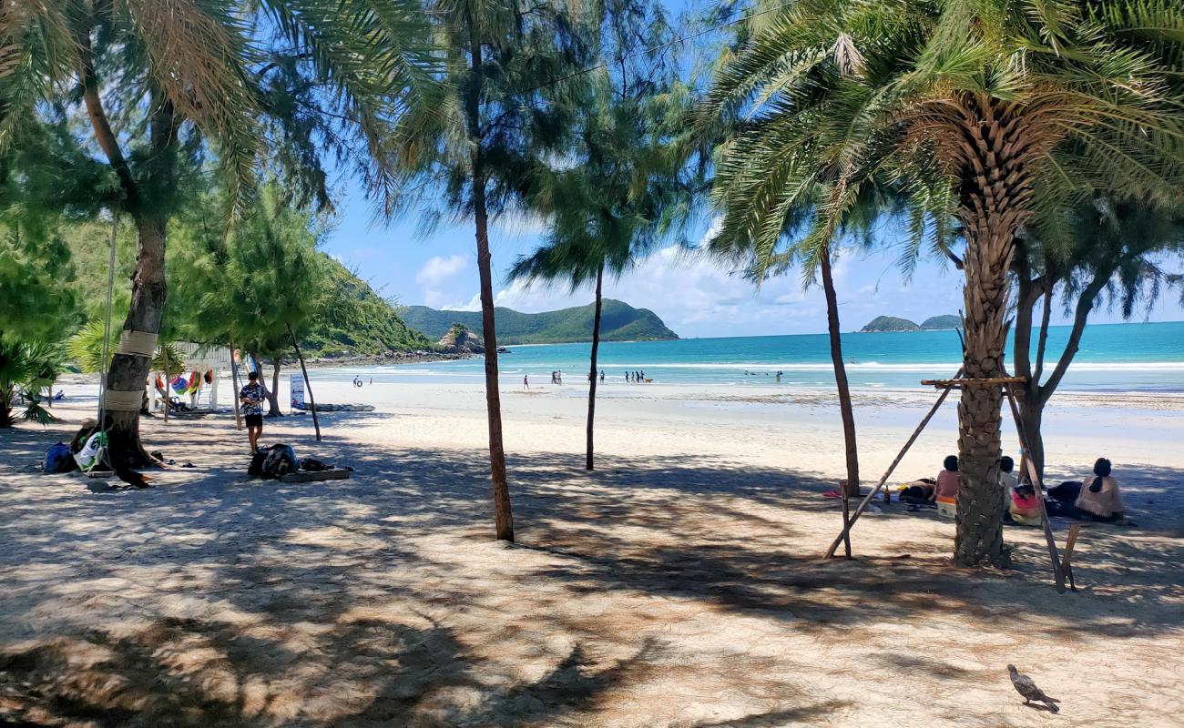 Photo de Nam Sai Beach avec sable blanc de surface