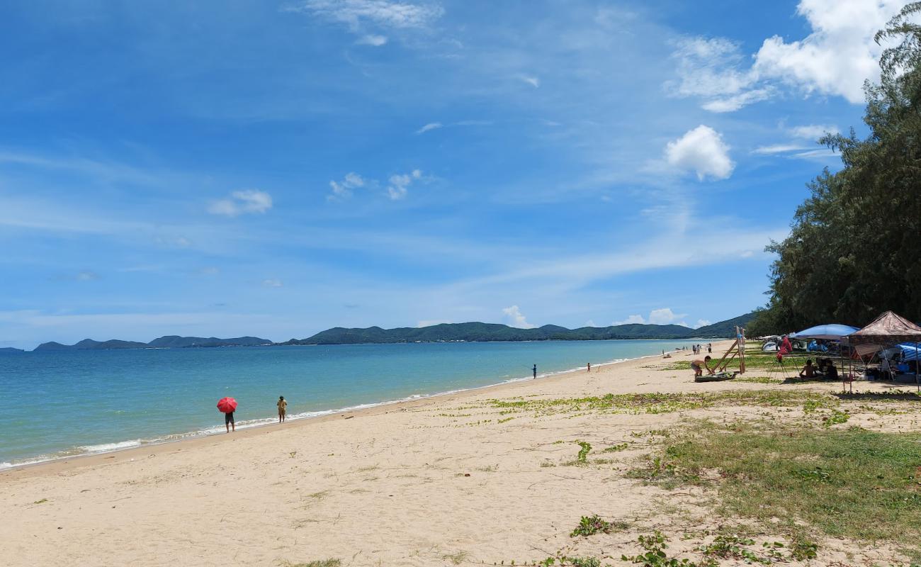 Photo de Naphatara Phirom Beach avec sable fin et lumineux de surface