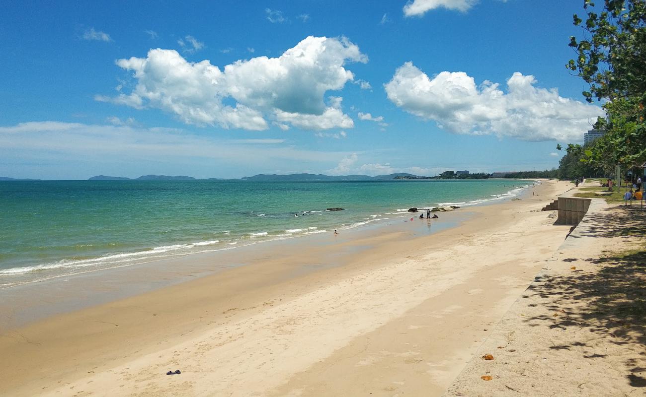 Photo de Nam Rin Beach avec sable beige de surface