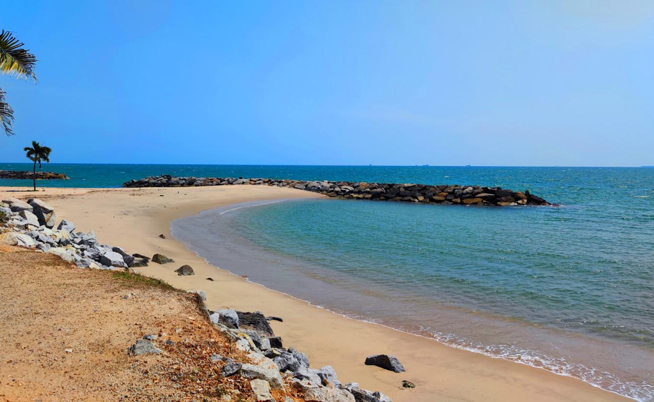 Photo de Saeng Chan Beach avec sable lumineux de surface