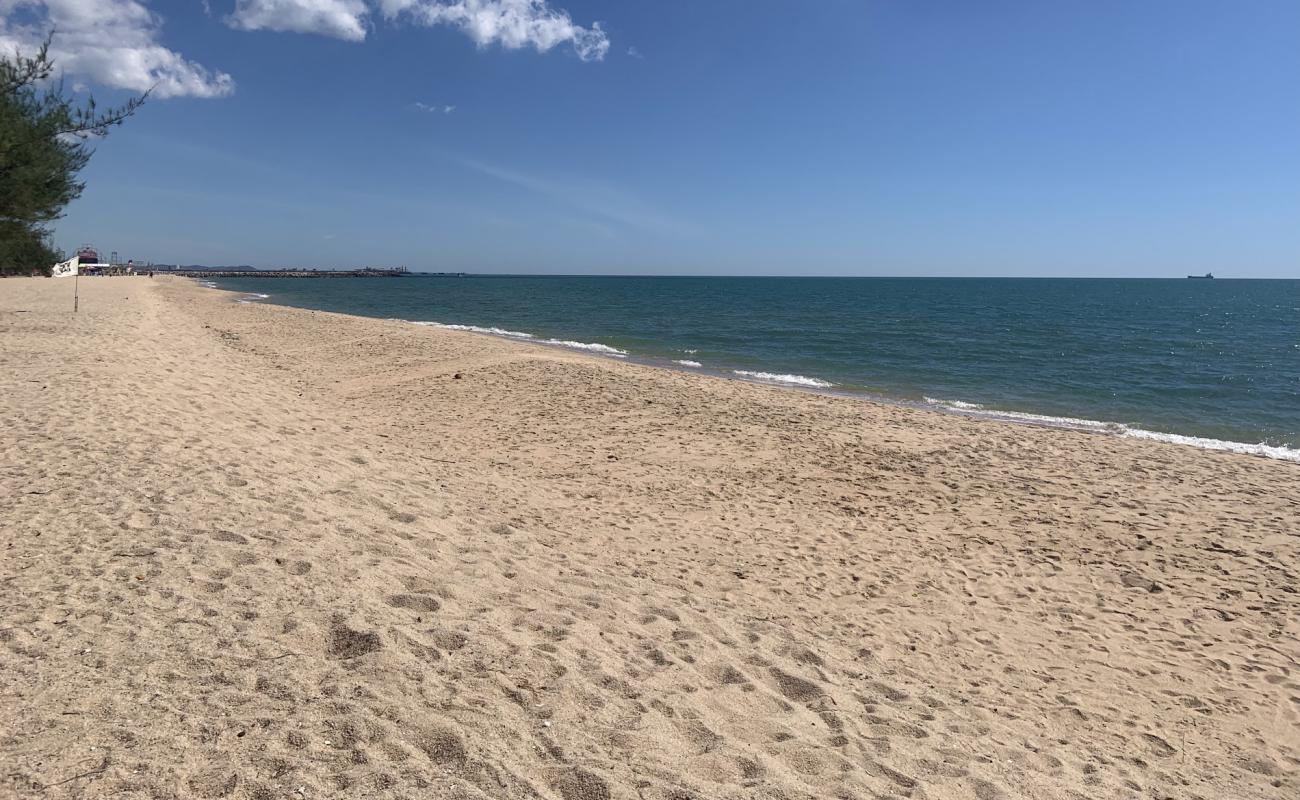 Photo de Laem Charoen Beach avec sable lumineux de surface