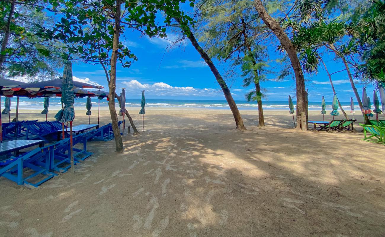 Photo de Rayong beach avec sable beige de surface
