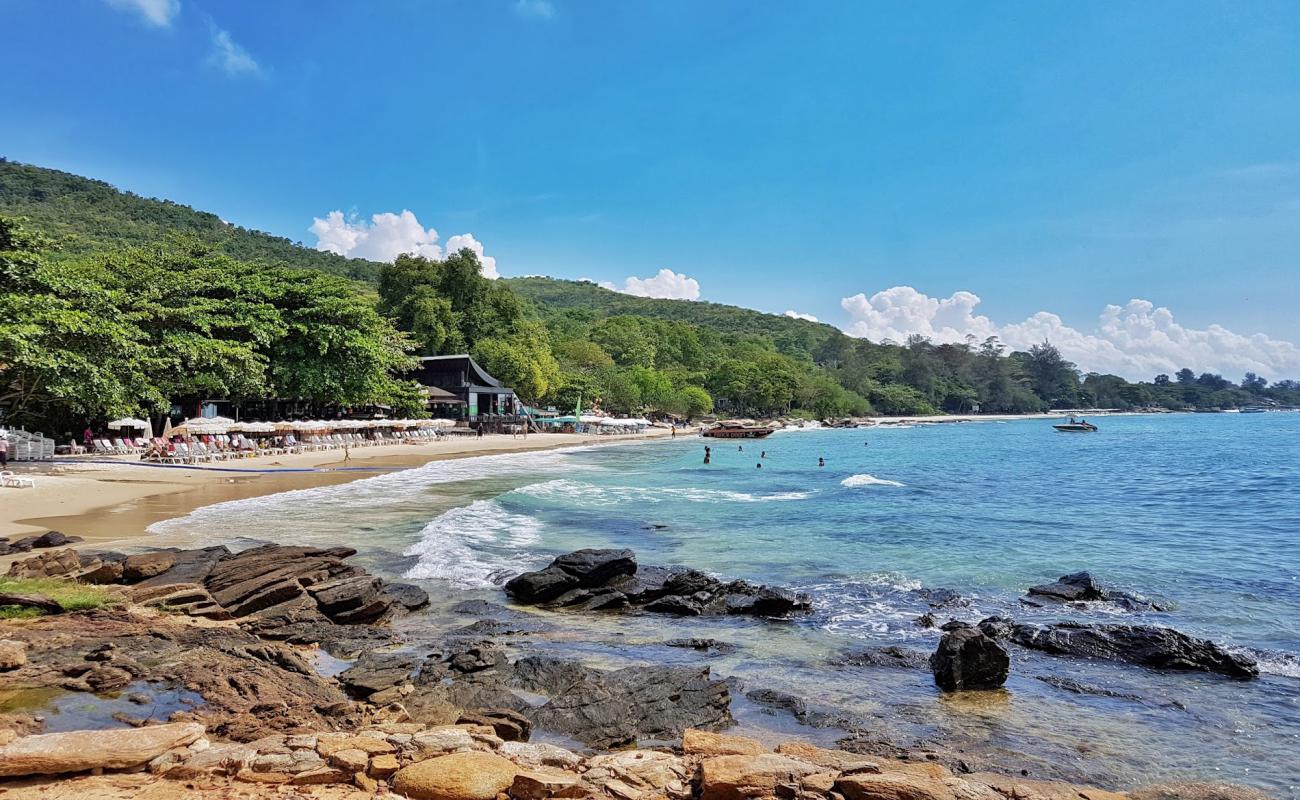 Photo de Phai Beach avec sable blanc de surface
