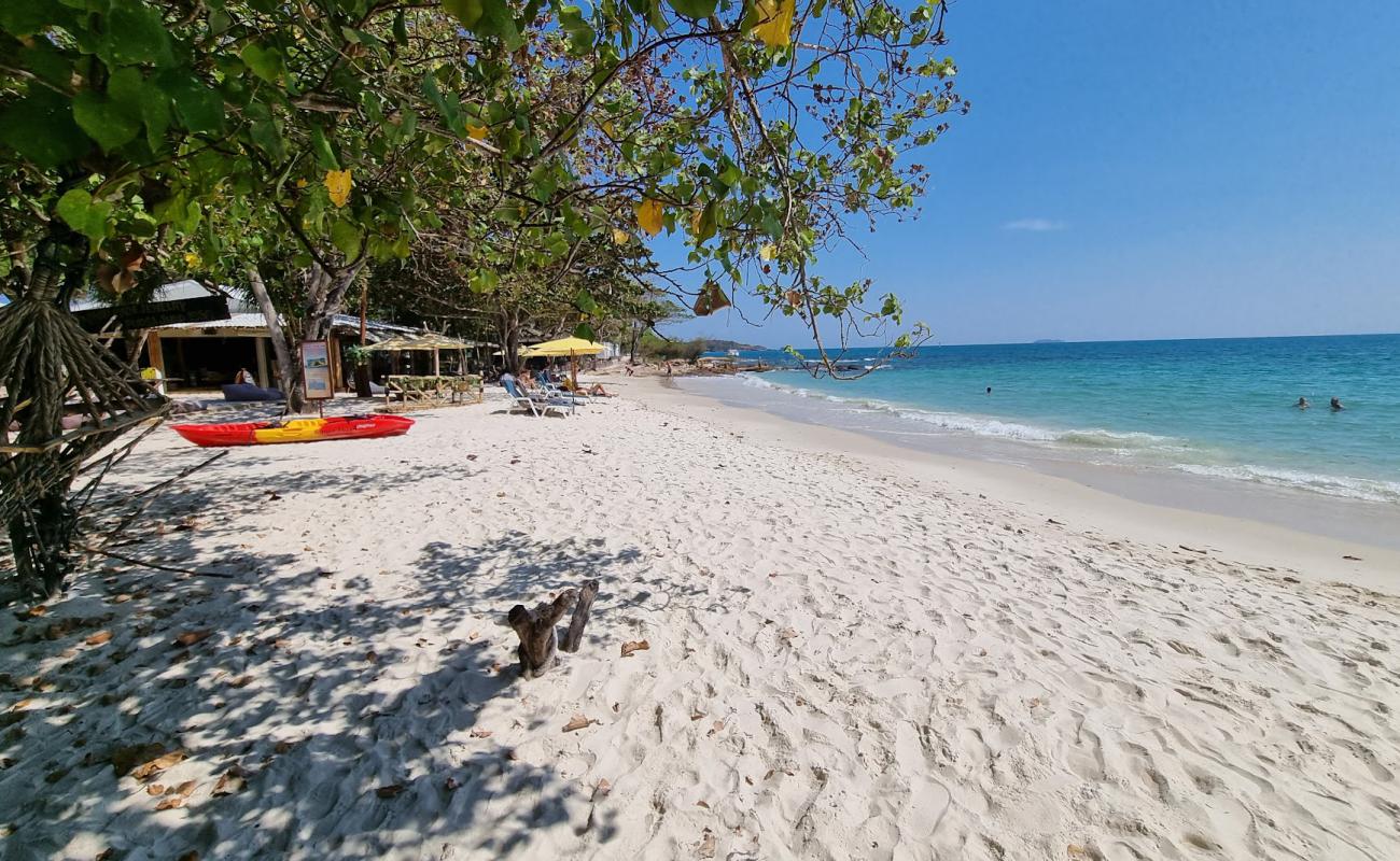 Photo de Tubtim Beach avec sable fin blanc de surface